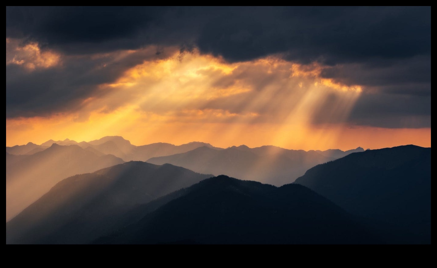 Bytes of Bliss: Ανακαλύπτοντας Χαρούμενες Στιγμές στο Βασίλειο των Κοινωνικών Δικτύων