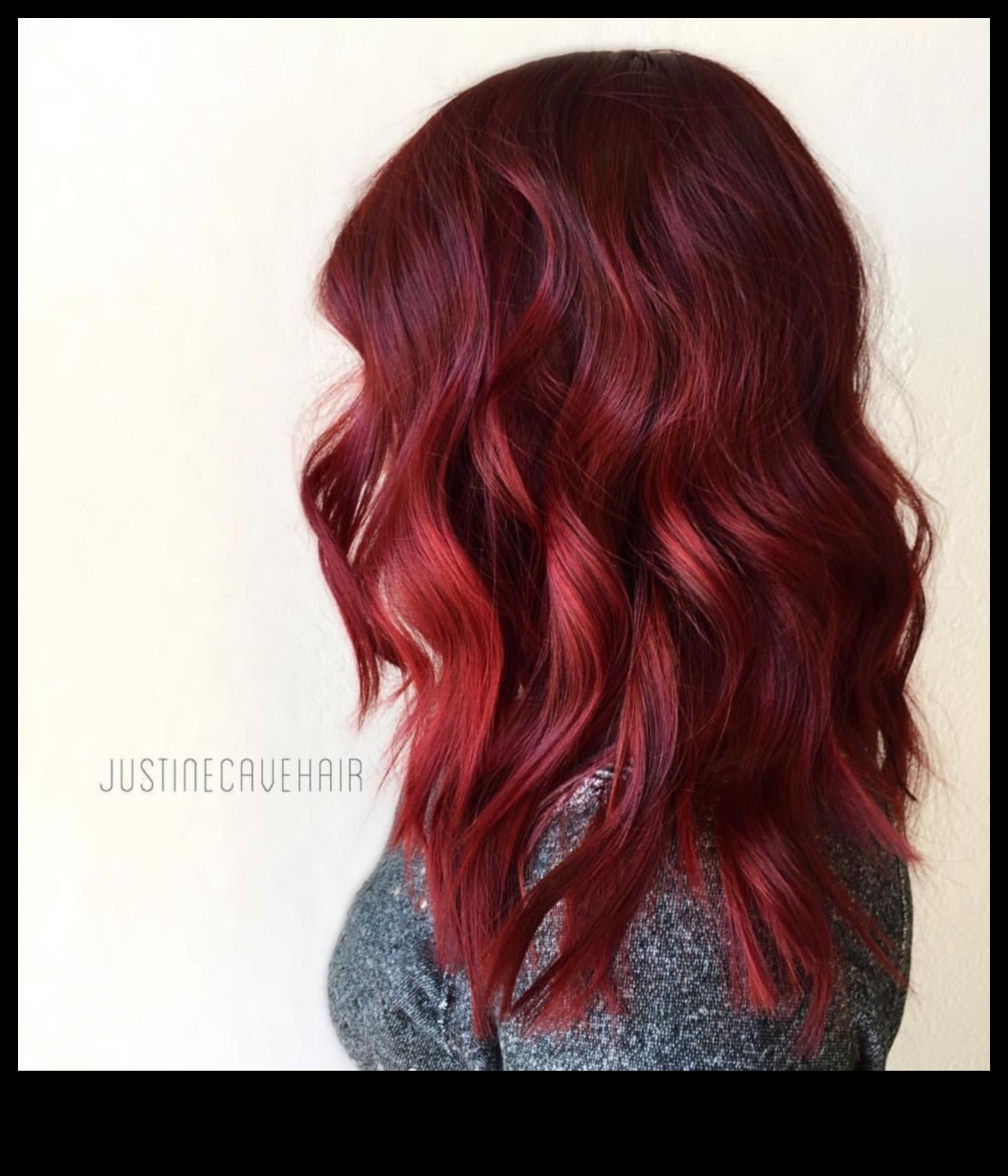 Ruby Reflections: Κόκκινα και καστανόξανθα χτενίσματα που αντανακλούν την εσωτερική σας ομορφιά