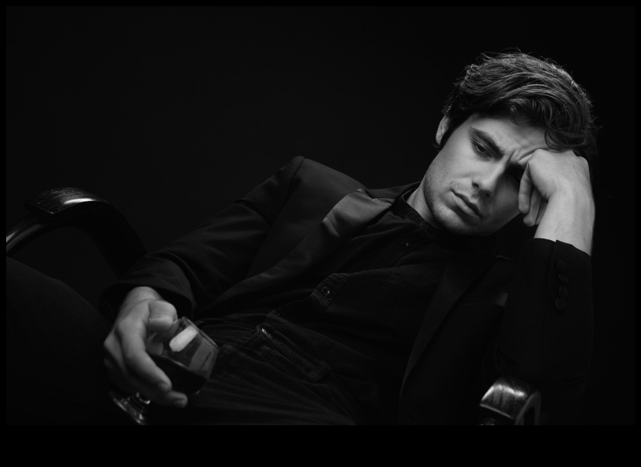 High-Fashion Harmony: Εντυπωσιακές πόζες στη φωτογραφία