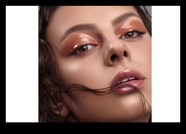 Effortless Elegance Ένας οδηγός για μινιμαλιστικό βραδινό μακιγιάζ 5 Αβίαστη κομψότητα: Η δύναμη των μινιμαλιστικών τεχνικών βραδινού μακιγιάζ