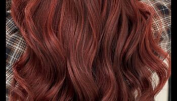 Ruby Reflections: Κόκκινα και καστανόξανθα χτενίσματα που αντανακλούν την εσωτερική σας ομορφιά